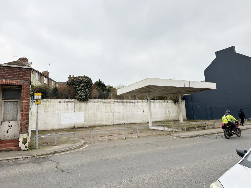 Lot: 74 - FORMER CAR SALES LOT WITH PLANNING PERMISSION FOR NINE FLATS - Freehold site with freestanding metal canopy